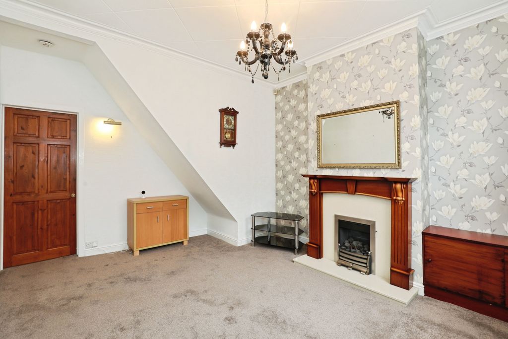 Property photo 2 of 16 Lounge