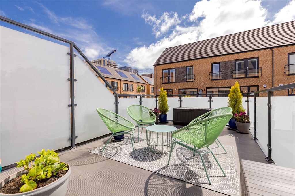 Property photo 2 of 18 Sun Terrace