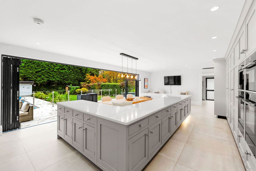 Property photo 3 of 34