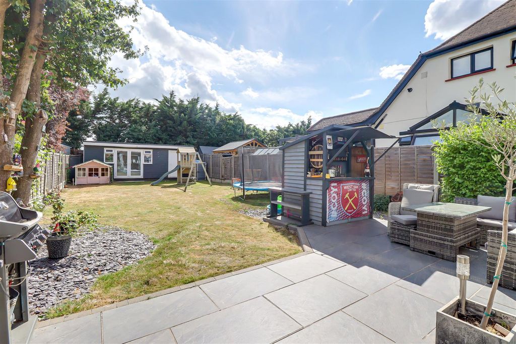 Property photo 2 of 33