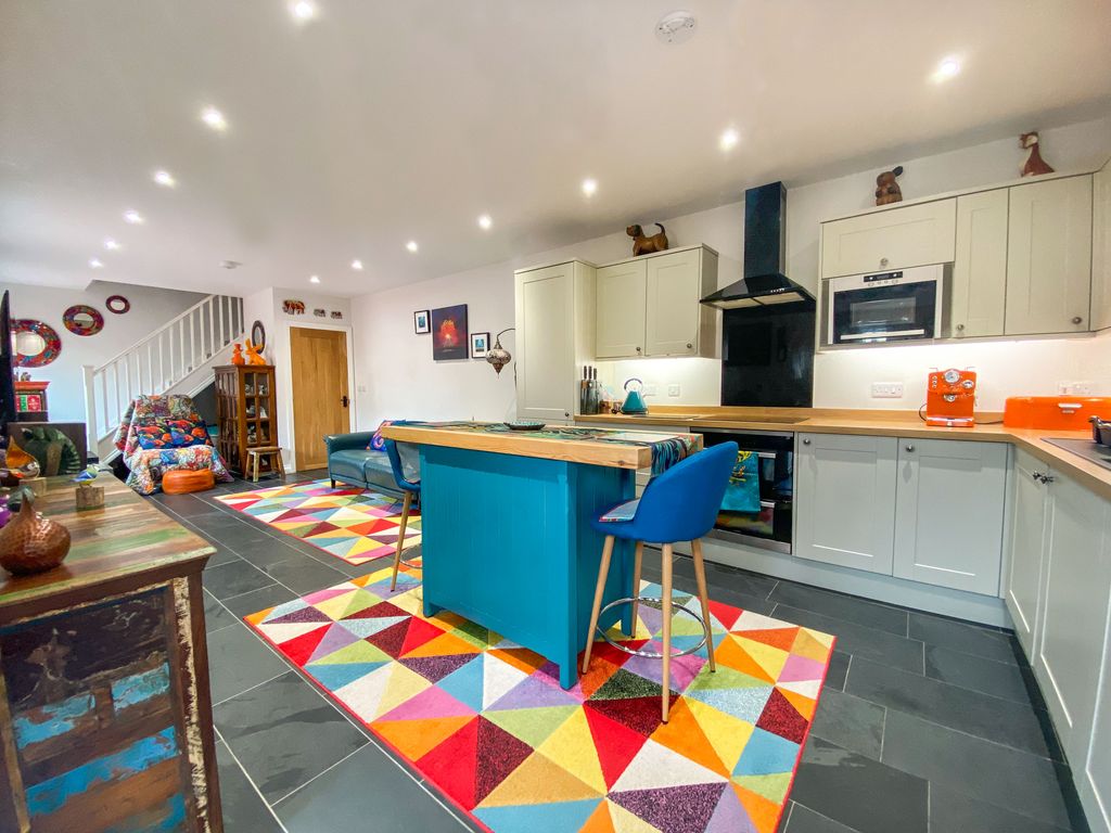 Property photo 3 of 16 Kitchen