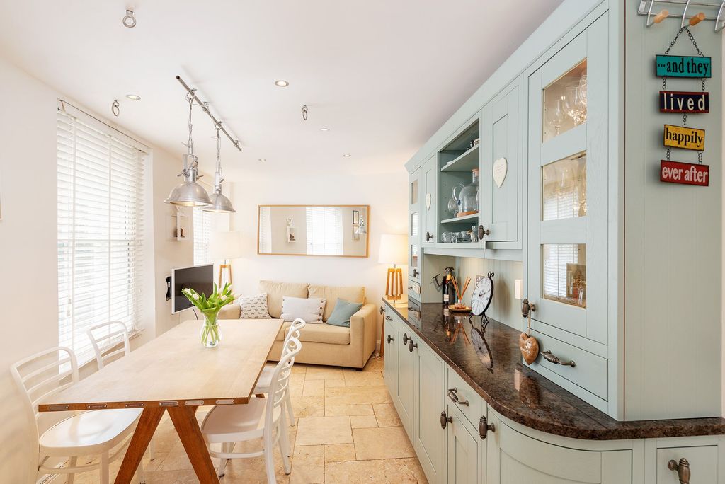 Property photo 2 of 12 Dennings House_Dining Area