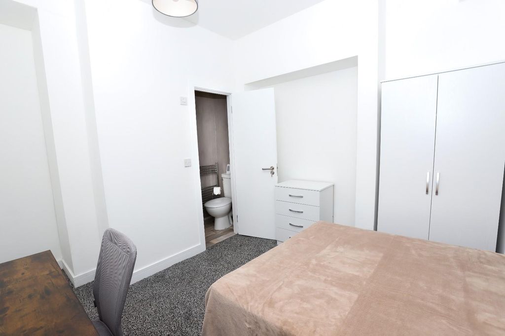 Property photo 2 of 24 76 Wellesley #3.Jpg