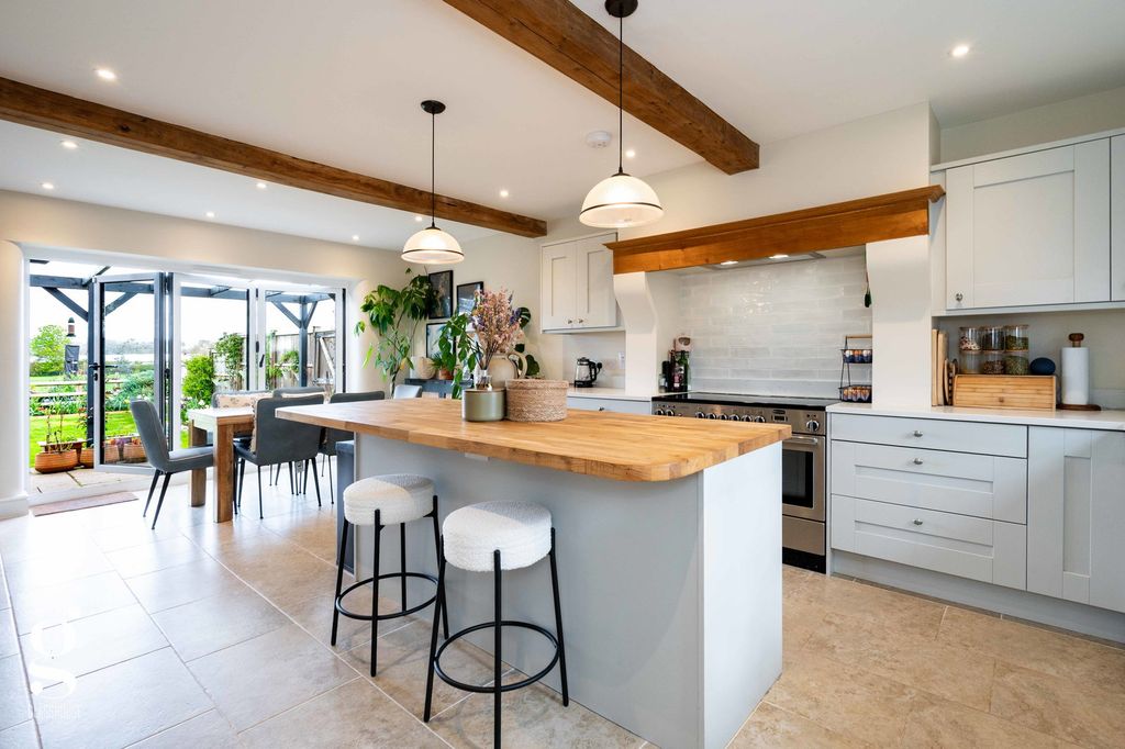 Property photo 3 of 42