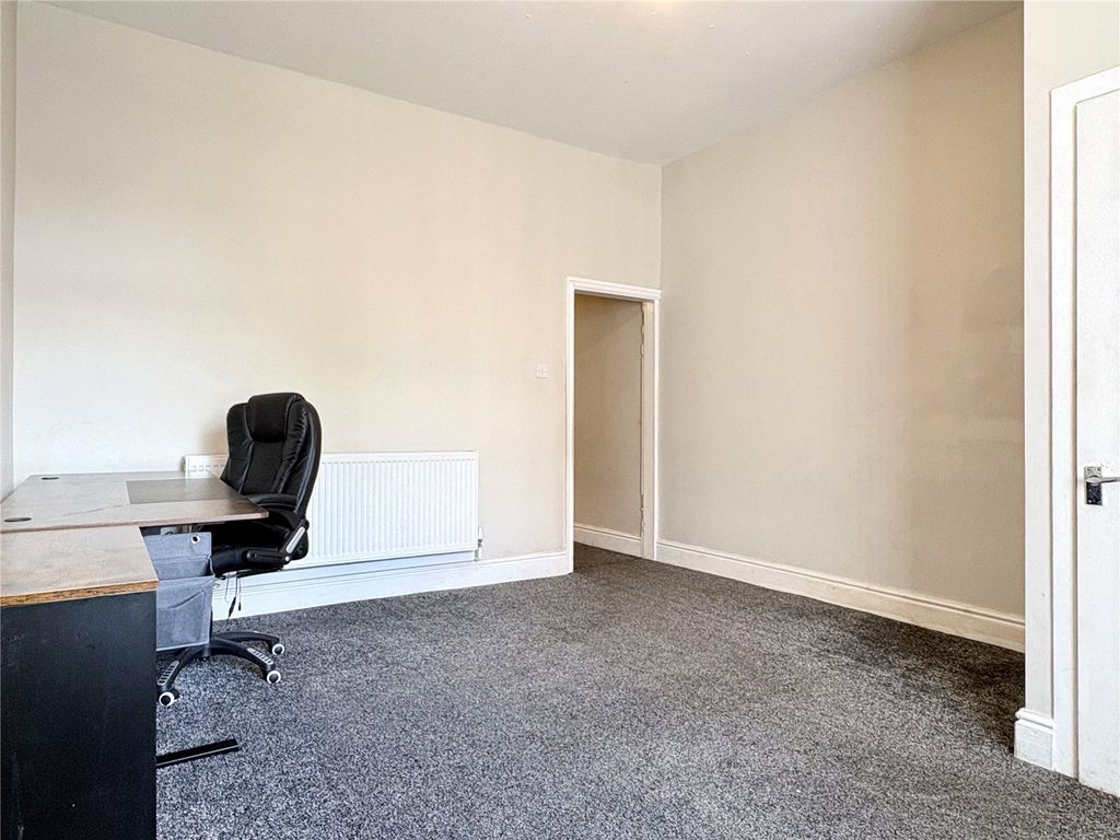 Property photo 3 of 13 Lounge