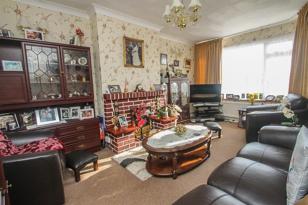 Property photo 3 of 11 Sitting Room