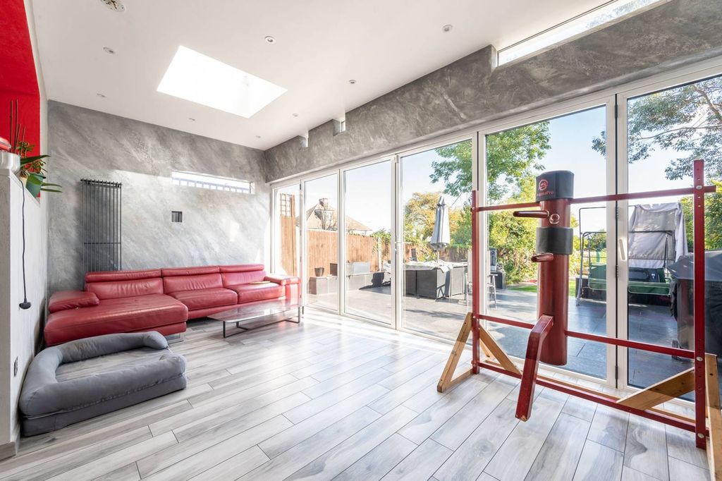 Property photo 3 of 11