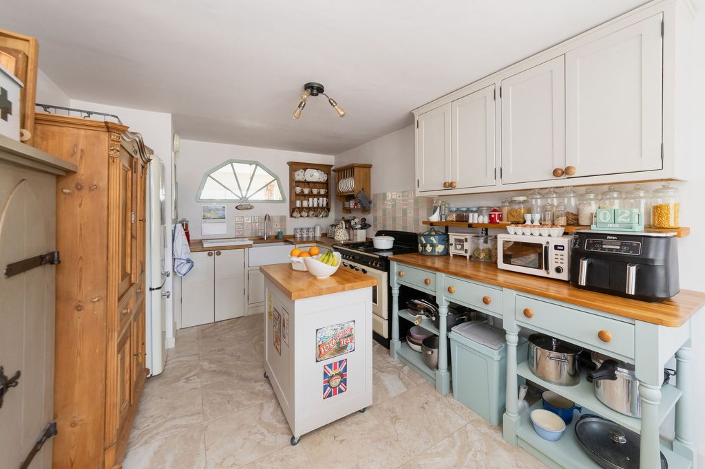 Property photo 2 of 22