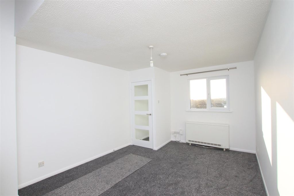 Property photo 3 of 14 Living Room..Jpg