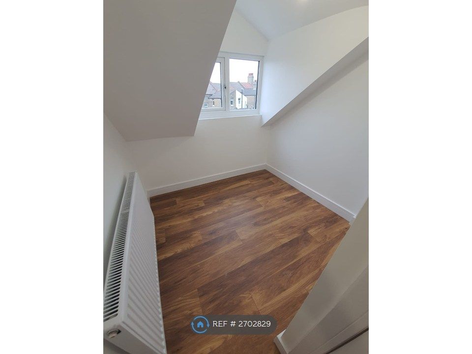 Property photo 2 of 31 Room 6 - Ensuite Loft