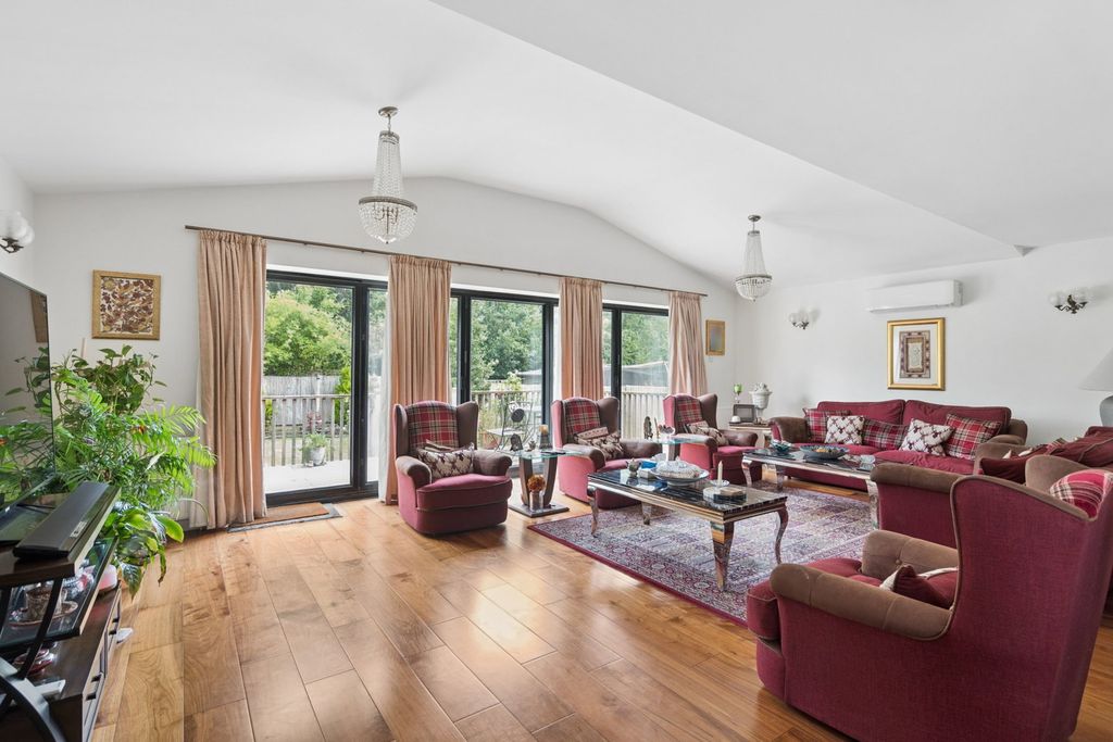 Property photo 2 of 23