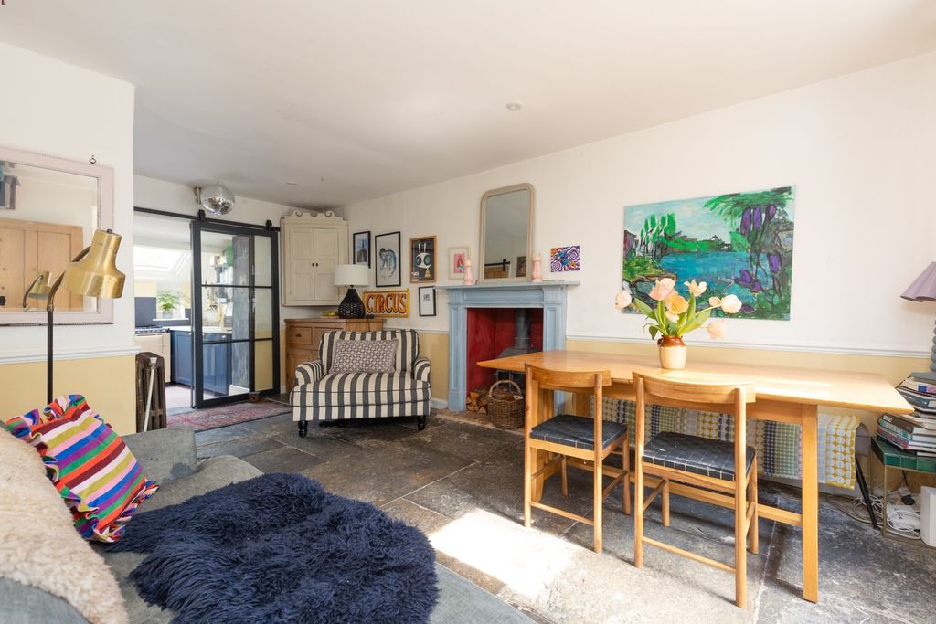 Property photo 2 of 18 4348695