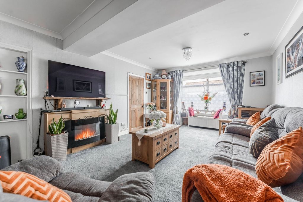 Property photo 2 of 20