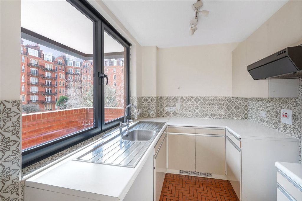 Property photo 3 of 17 Kitchen