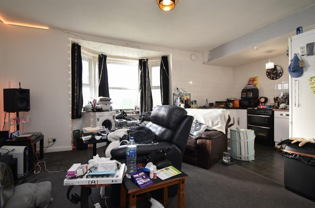 Property photo 3 of 9 Living Space