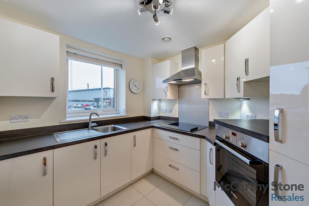 Property photo 2 of 21 Kitchen: