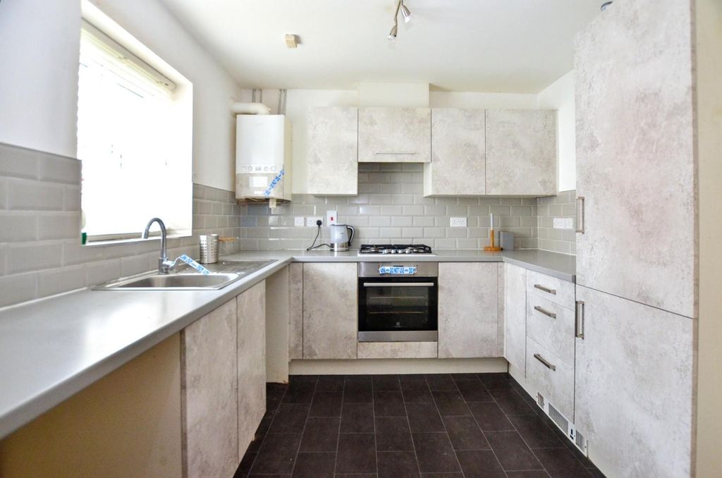 Property photo 2 of 9 Kitchen