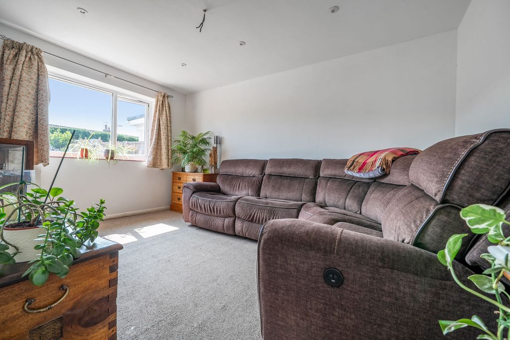 Property photo 3 of 16 Lounge