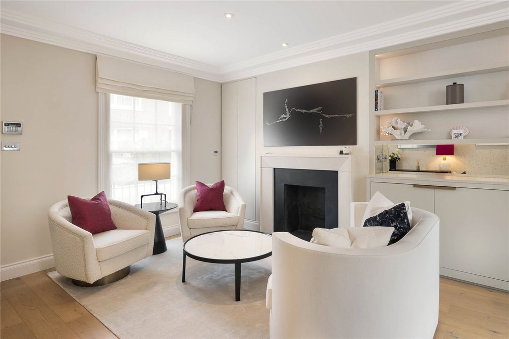 Property photo 1 of 11 Sitting Room