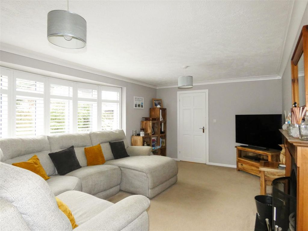 Property photo 3 of 18 Living Room