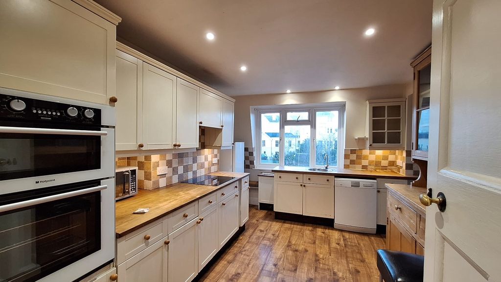 Property photo 2 of 10 Kitchen