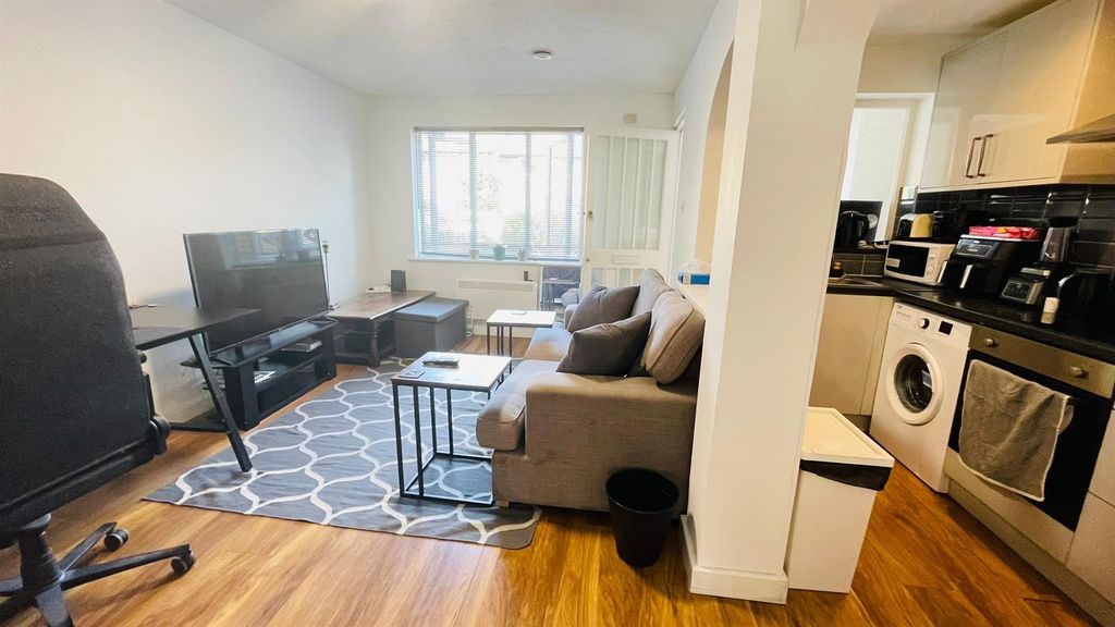 Property photo 2 of 8