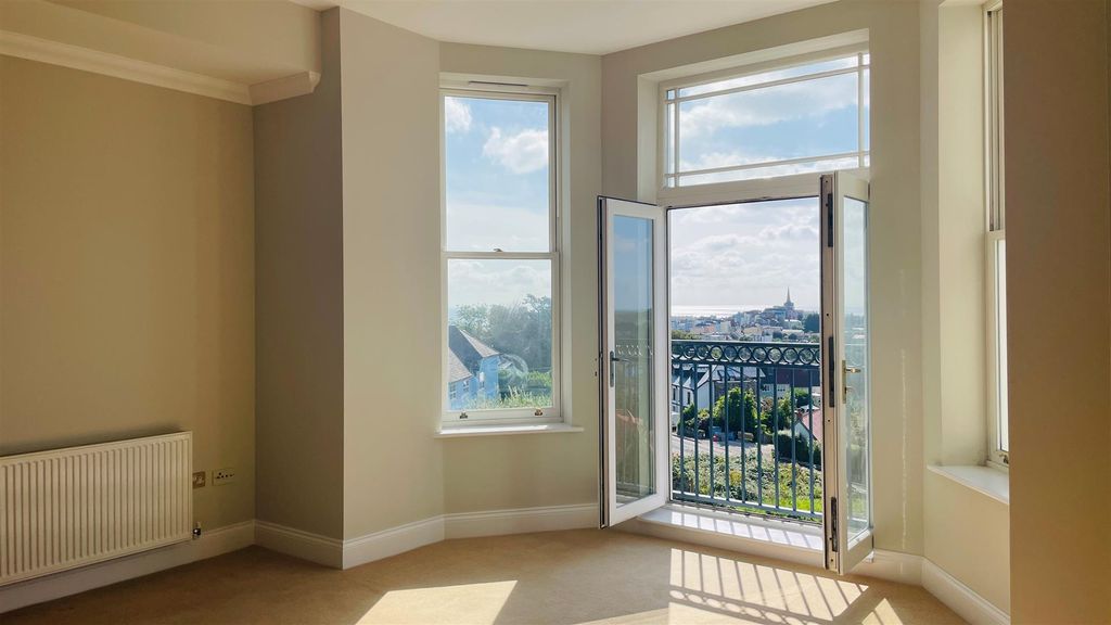 Property photo 2 of 25 Lounge/Kitchen/Diner