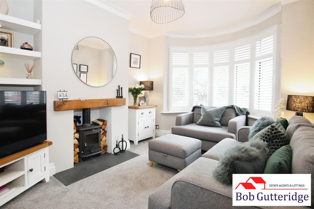 Property photo 2 of 47 Bay Fronted Lounge