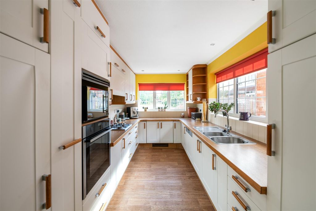 Property photo 3 of 15 8 Wood Close Internals17.Jpg