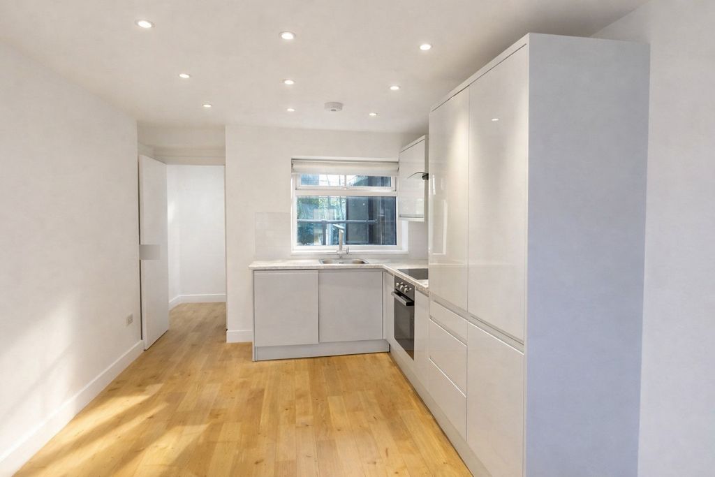 Property photo 1 of 7 Photo 0