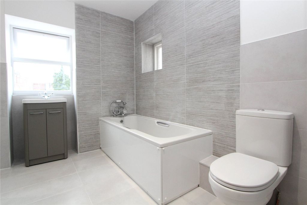 Additional image 5 of 2 bed flat for saleChapel Street, Petersfield, Hampshire GU32