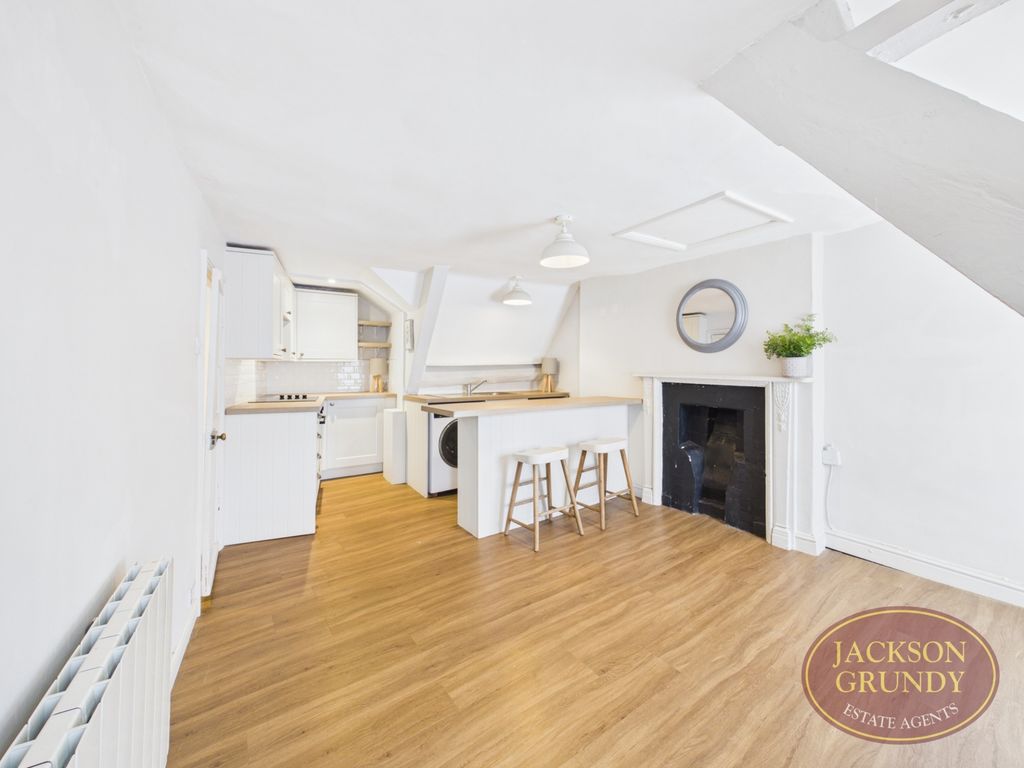 Property photo 2 of 10 High Street
