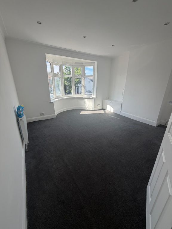 Property photo 1 of 9 3 Bed Flat To Rent Chigwel Road, London E18- Ideal For Working Families
