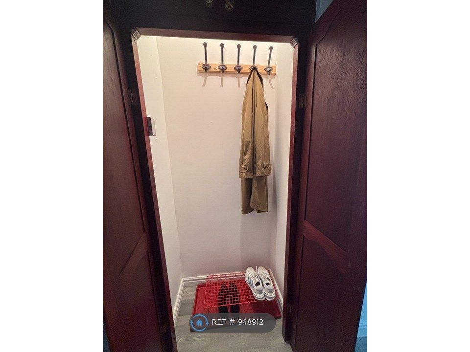 Property photo 3 of 17 Entrance Hall Coat Storage