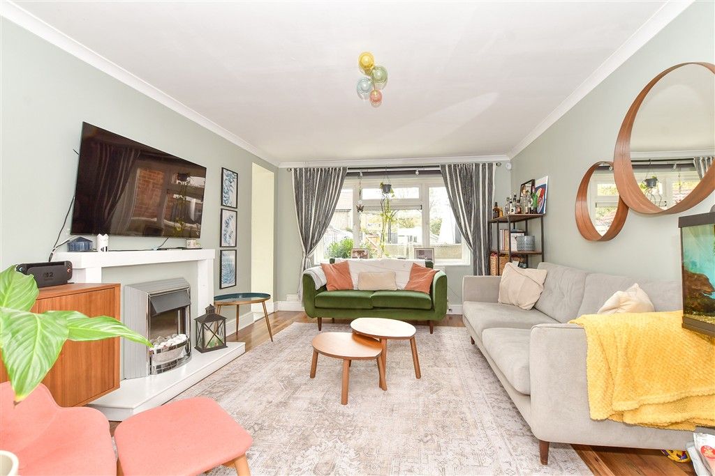 Property photo 3 of 14 Lounge