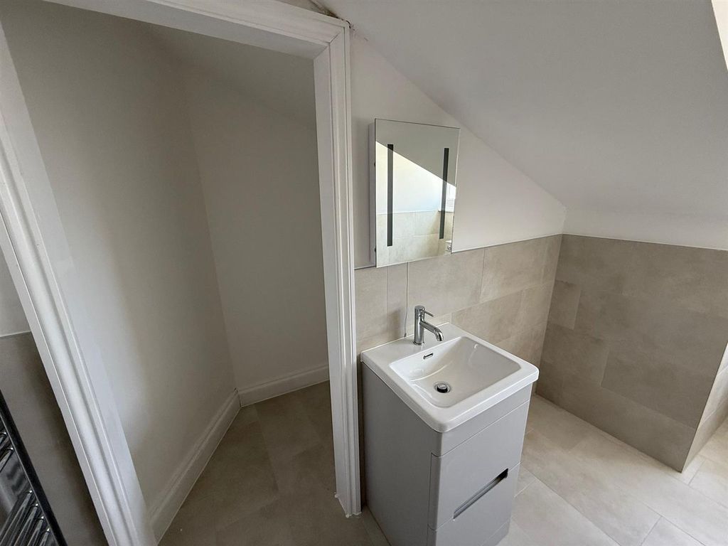 Property photo 3 of 7 Bathroom