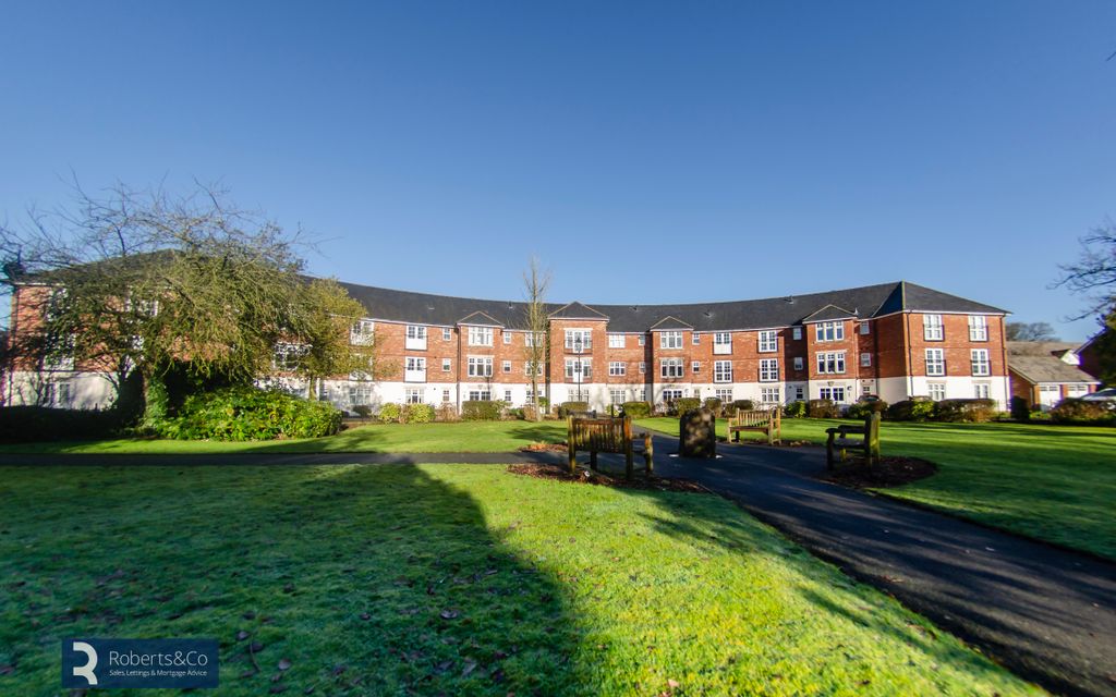 Property photo 2 of 8 Communal Gardens