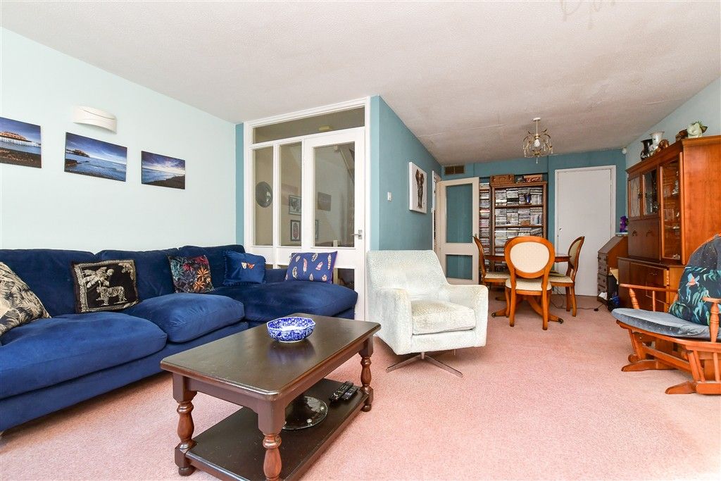 Property photo 3 of 8 Lounge