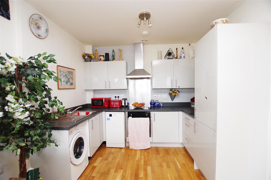 Property photo 3 of 7 Kitchen Area