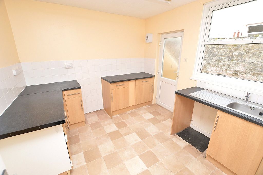 Property photo 2 of 6 Kitchen