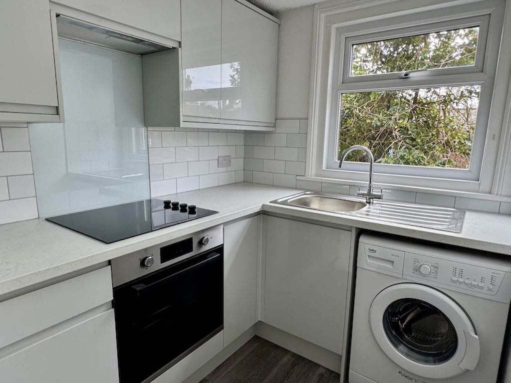 Property photo 2 of 7 Kitchen i