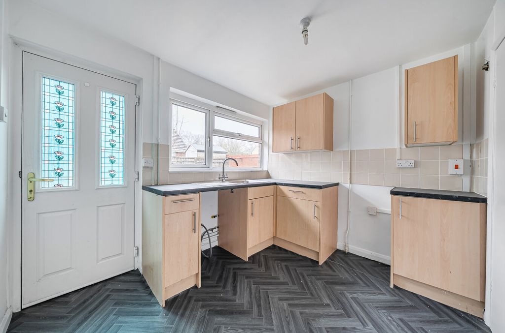 Property photo 3 of 14 Kitchen