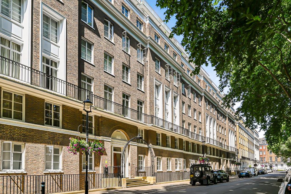Property photo 2 of 14 18-34-Bryanston-Square (4).Jpg
