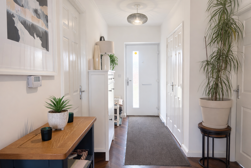 Property photo 2 of 11 Hallway