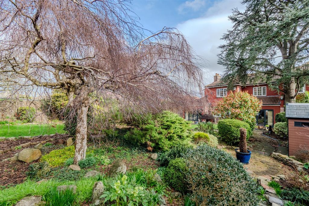 Property photo 2 of 31