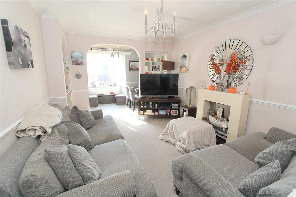 Property photo 2 of 13 Lounge B.Jpg