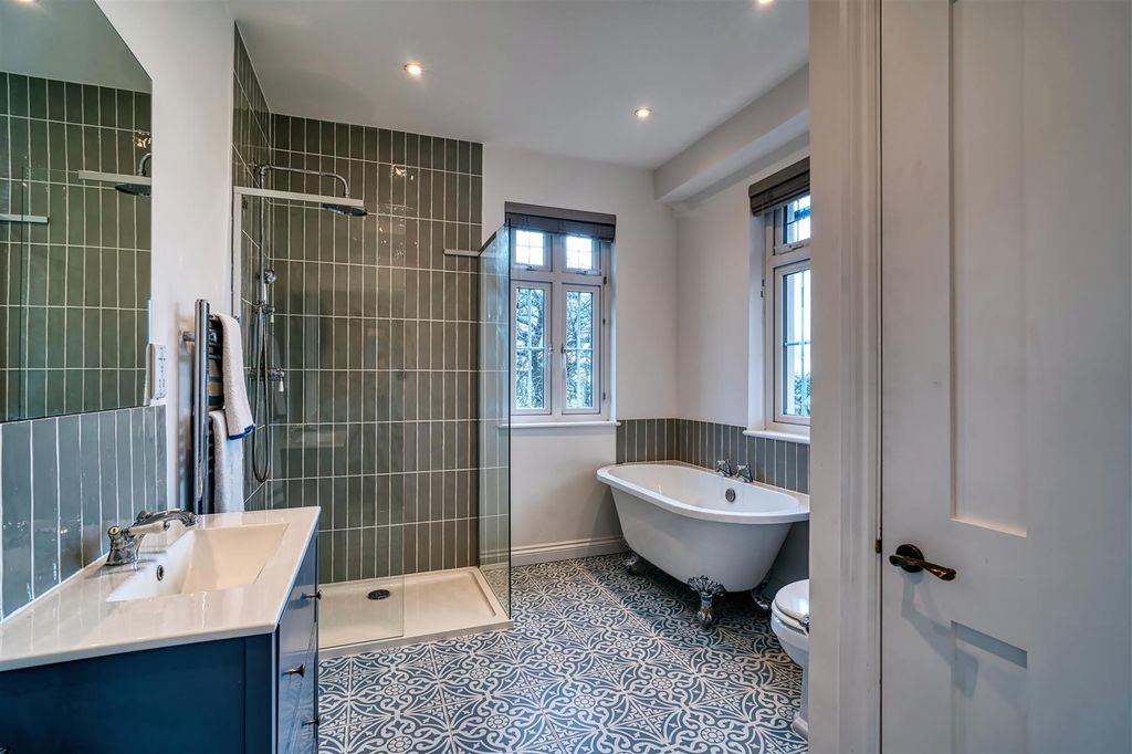 Property photo 2 of 12 En-Suite Bathroom