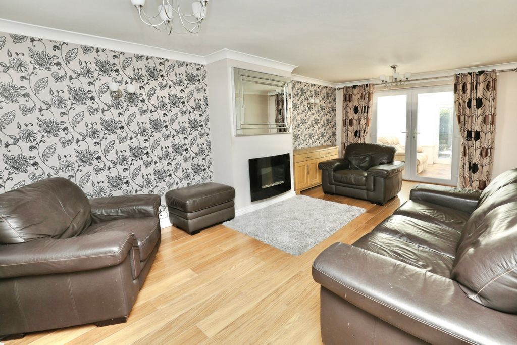 Property photo 2 of 17 Lounge