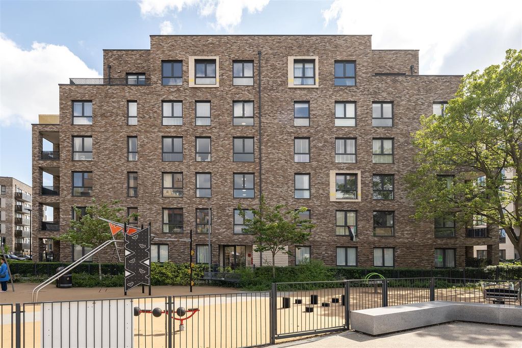 Property photo 1 of 17 Troubridge Square, E17