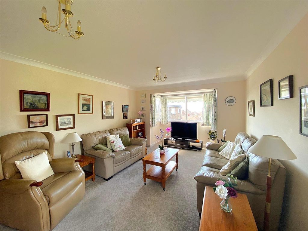 Property photo 3 of 15 6 Highgrove - Lounge2.Jpg